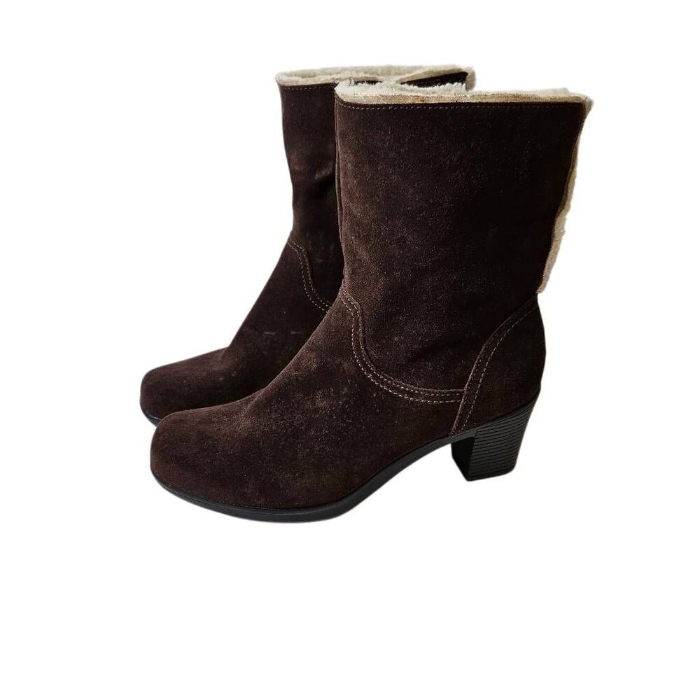 Clarks brown suede bendables winter booties. 7W. New.